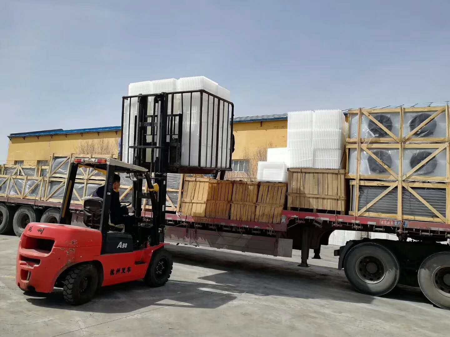 塑料模具制品裝車(chē)