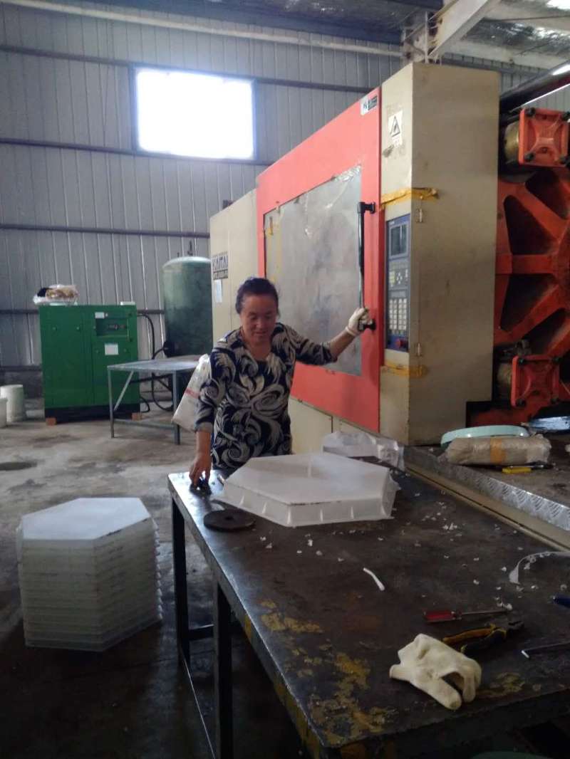 新疆塑料模具廠(chǎng)車(chē)間